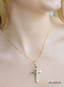 Złota zawieszka Krzyż z pasyjką 585 krzyżyk z wizerunkiem Jezusa ZA 7467. Krzyżyk będzie wspaniałą pamiątką i prezentem na takie okazje jak chrzest, bierzmowanie czy pierwsza komunia. Krzyżyk został wykonany z najwyższej jakości złota (1).JPG
